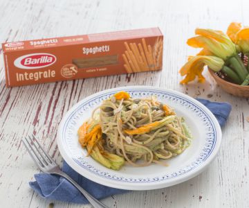 Espaguete integral com flores e creme de abobrinha