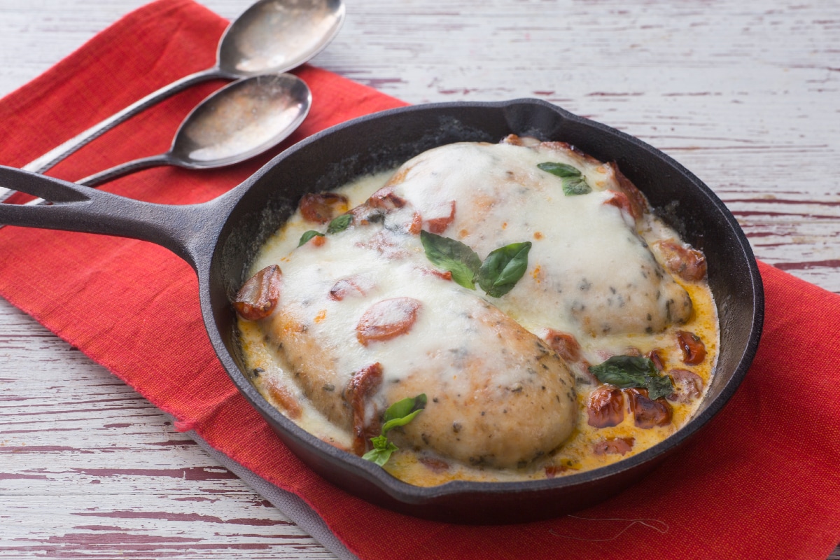 Peito de frango assado com tomate e mussarela