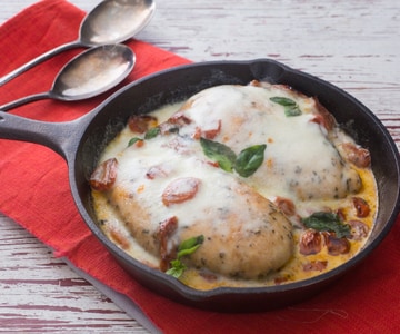 Peito de frango assado com tomate e mussarela