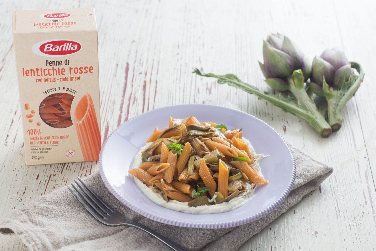 Penne de legumes com ricota e alcachofras