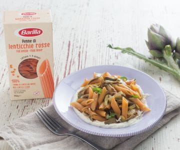 Penne de legumes com ricota e alcachofras