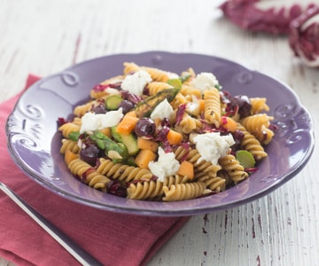Salada de macarrão com aspargos, melão e queijo de cabra