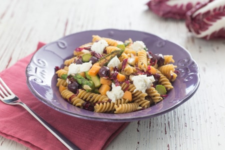 Salada de macarrão com aspargos, melão e queijo de cabra