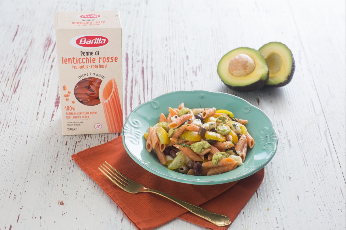 Penne de leguminosas com creme de abacate e mussarela