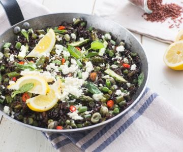 One-pot paella vegetariana de arroz vermelho