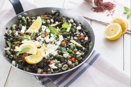 One-pot paella vegetariana de arroz vermelho