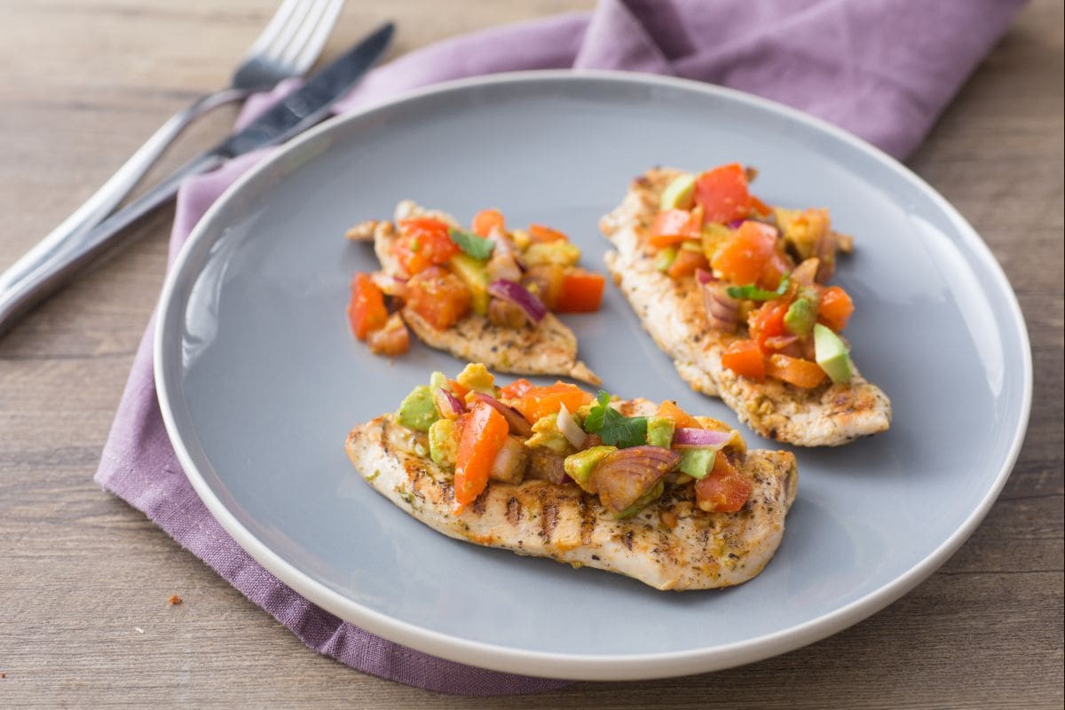 Frango com tomates e abacate