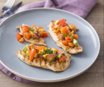 Frango com tomates e abacate