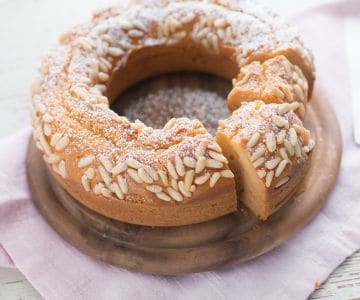 Bolo de ricota com mel e pinoli
