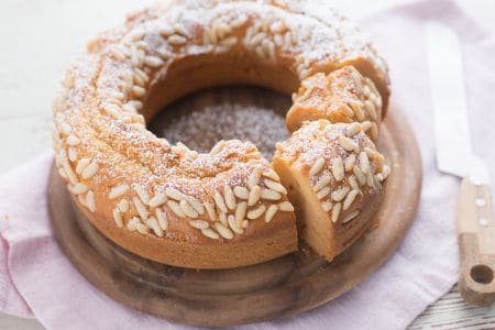 Bolo de ricota com mel e pinoli