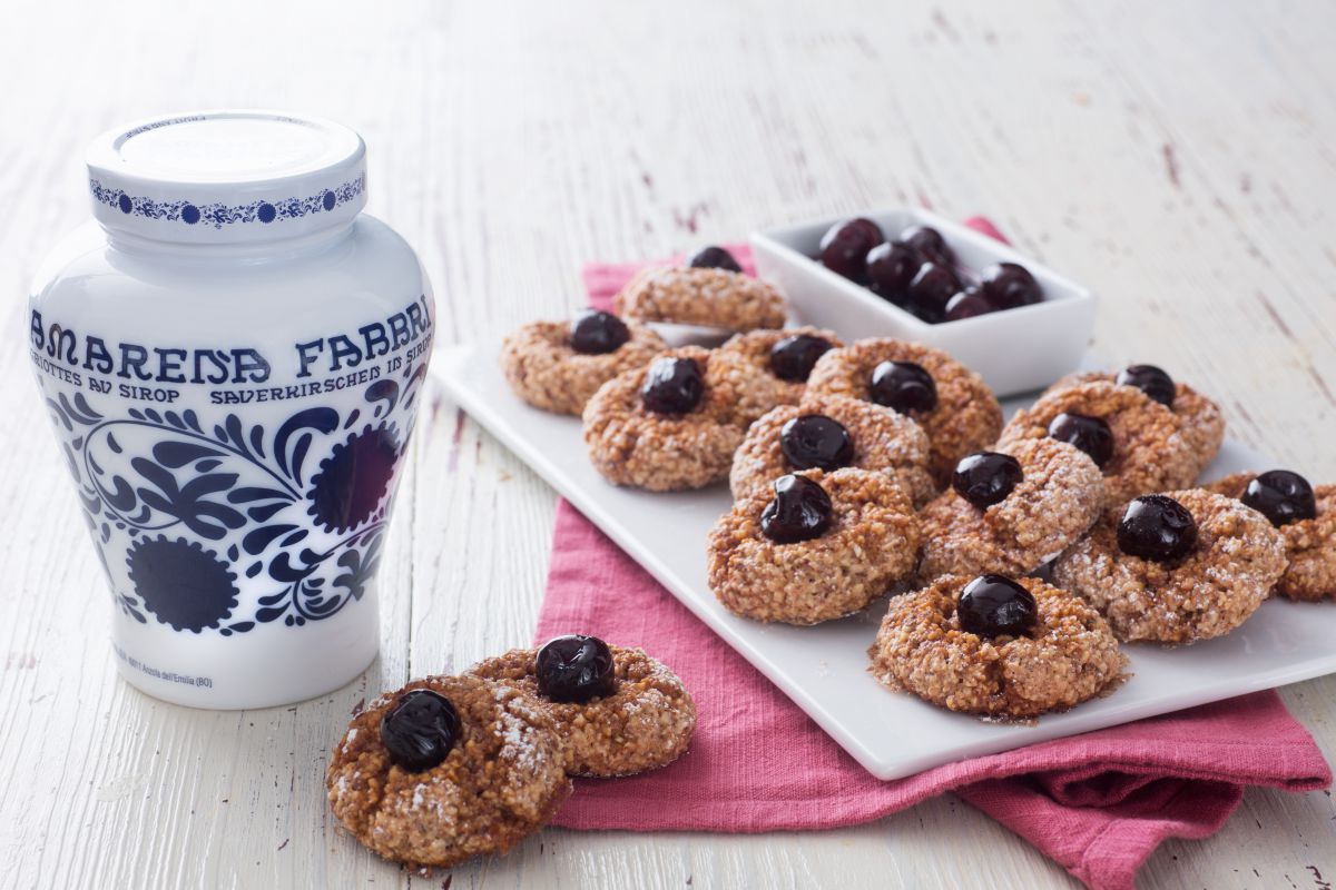 Amaretti com cerejas ao marasquino com calda
