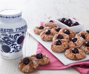 Amaretti com cerejas ao marasquino com calda