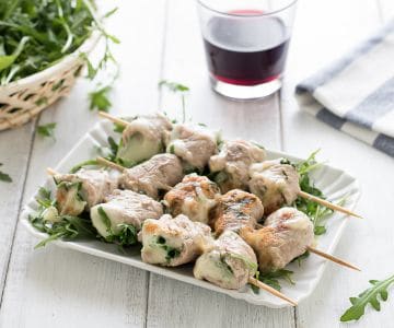 Espetinhos de vitela com rúcula e queijo scamorza