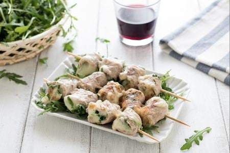 Espetinhos de vitela com rúcula e queijo scamorza