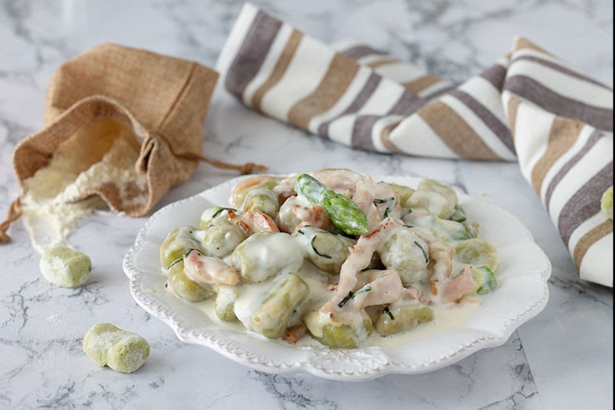 Nhoque de aspargos com creme de burrata e bacon