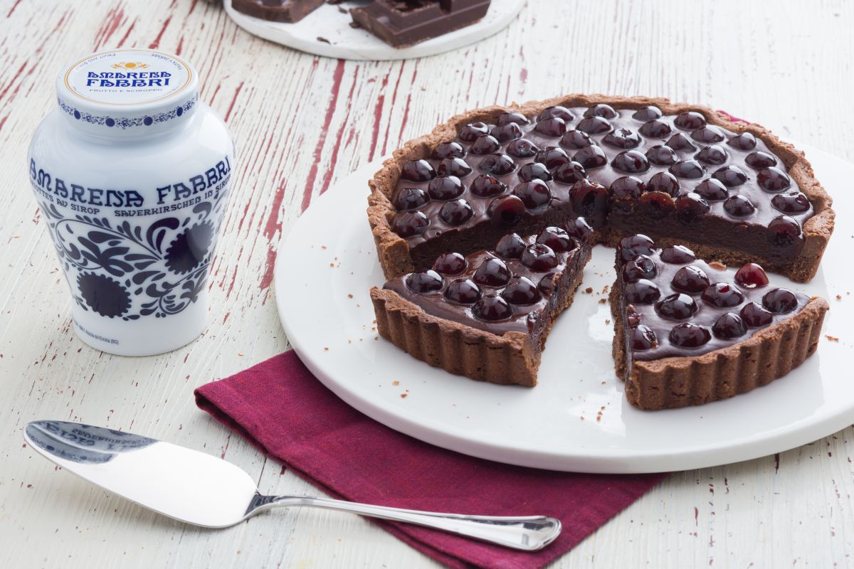 Torta de avelã com ganache de chocolate amargo e amarena