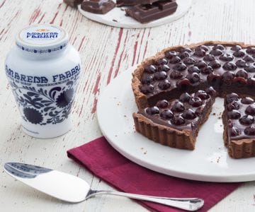 Torta de avelã com ganache de chocolate amargo e amarena