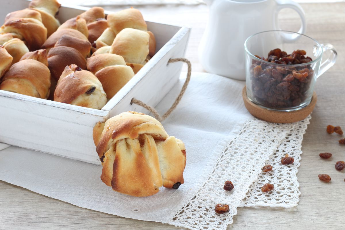Nós de brioche com uvas-passas