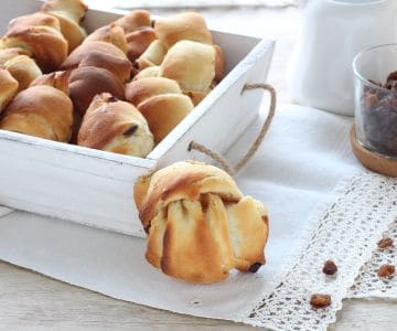 Nós de brioche com uvas-passas