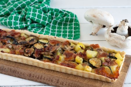 Rústico com batatas, cogumelos e scamorza