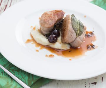 Filé de porco com cerejas e creme de batatas