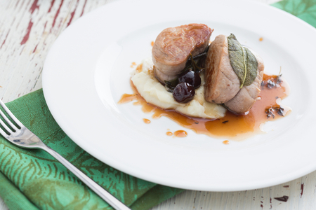 Filé de porco com cerejas e creme de batatas