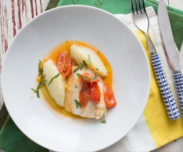 Filés de peixe all'acqua pazza com purê de batatas
