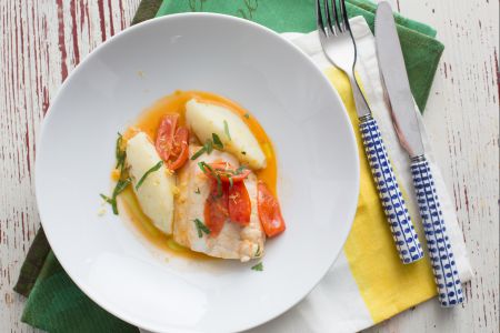 Filés de peixe all'acqua pazza com purê de batatas