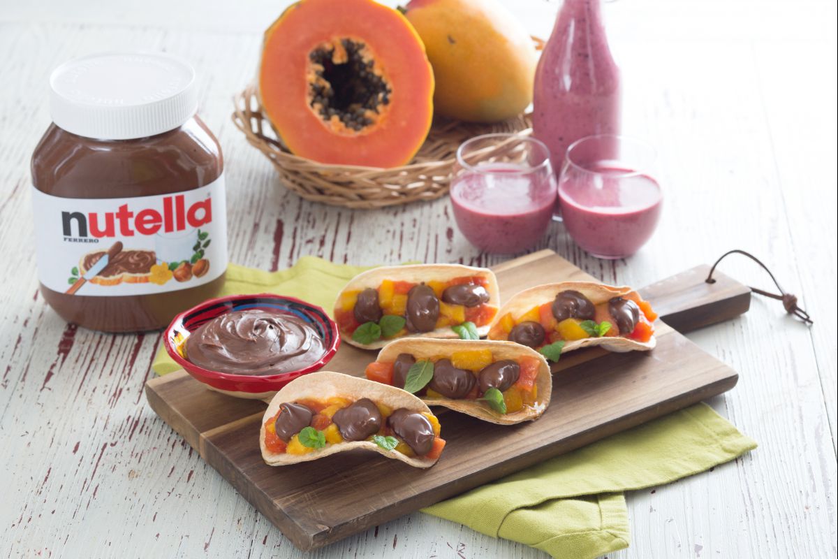 Tacos com manga, mamão e Nutella®