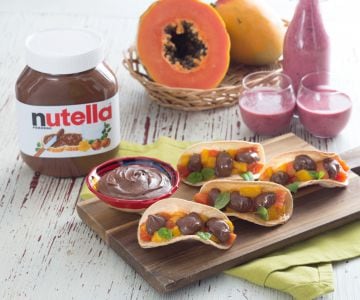 Tacos com manga, mamão e Nutella®