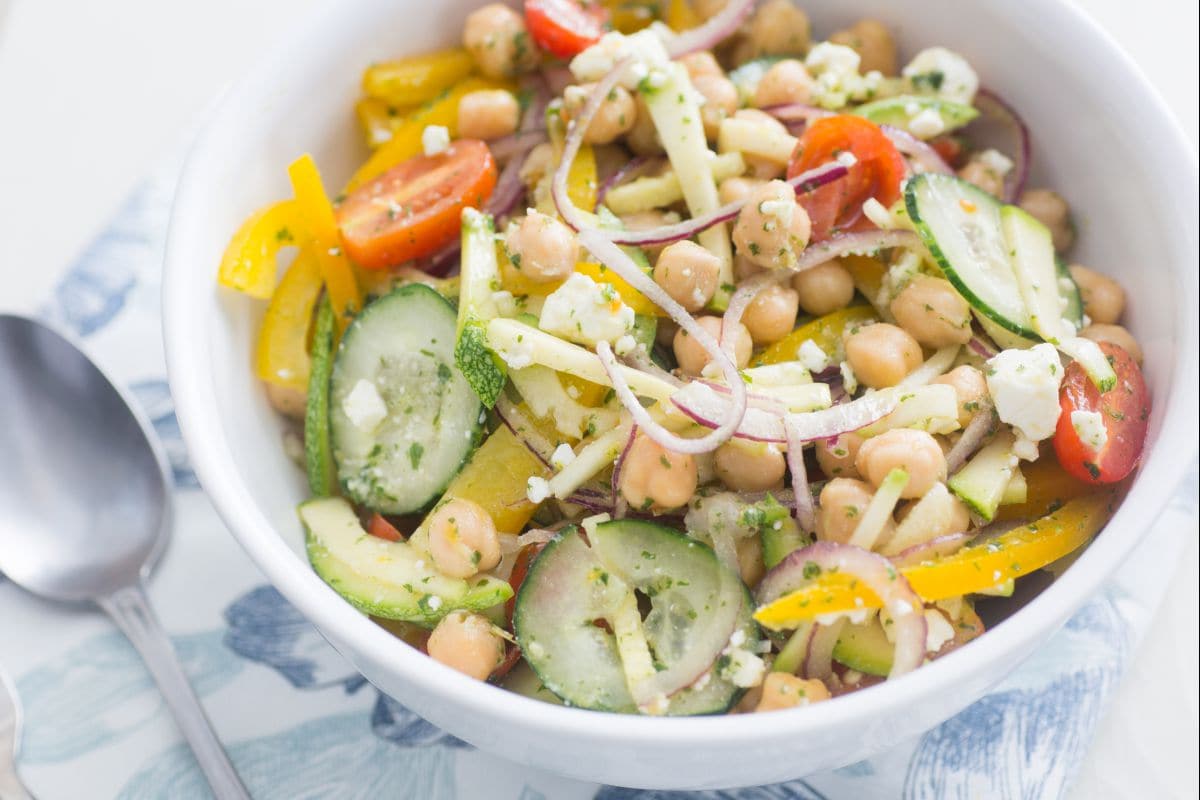Salada de grão-de-bico de verão