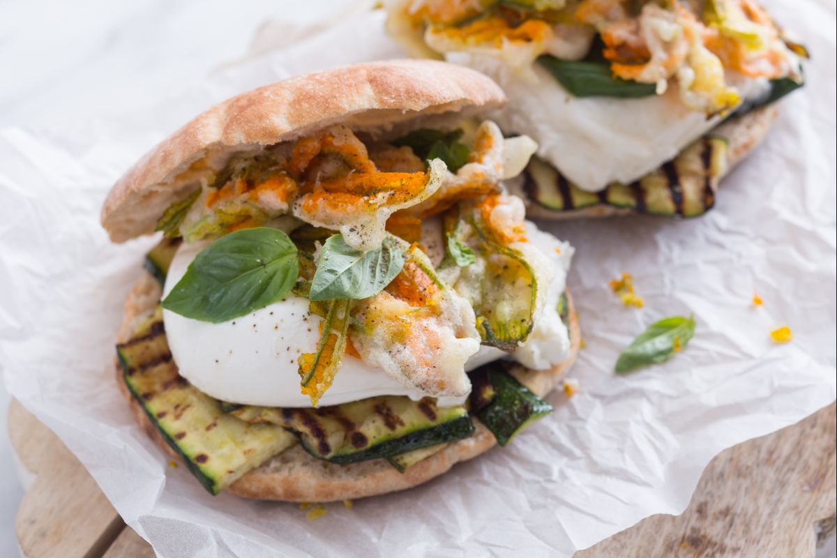 Puccia com burrata e flores de abóbora
