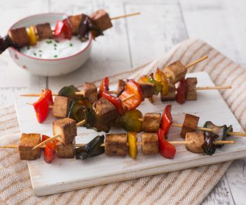 Espetinhos de tofu marinado e vegetais