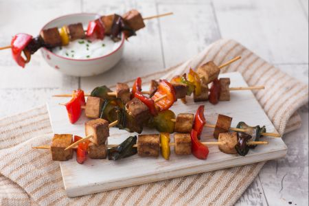 Espetinhos de tofu marinado e vegetais