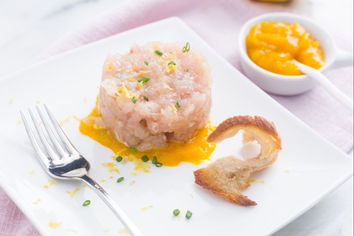 Tartar de olho-de-boi com molho de manga