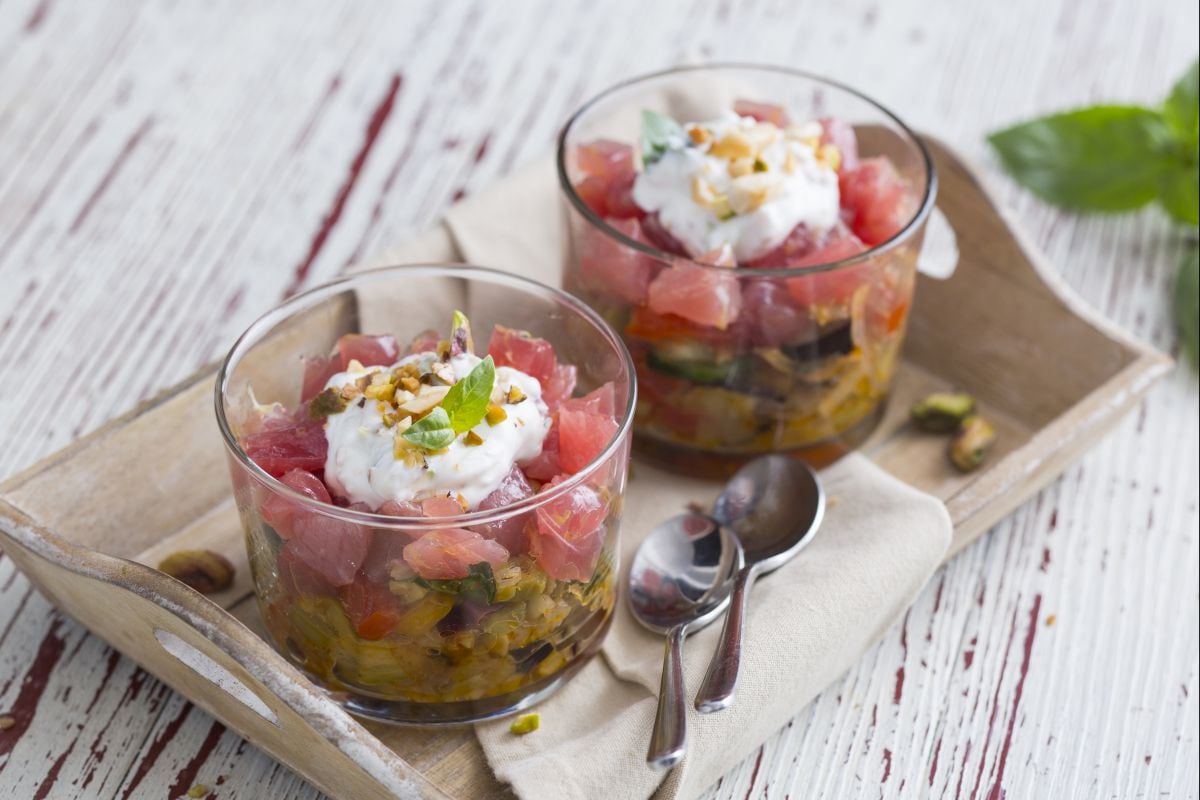 Tacinhas de caponata com atum e tzatziki