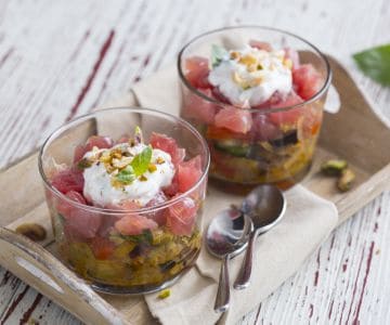 Tacinhas de caponata com atum e tzatziki