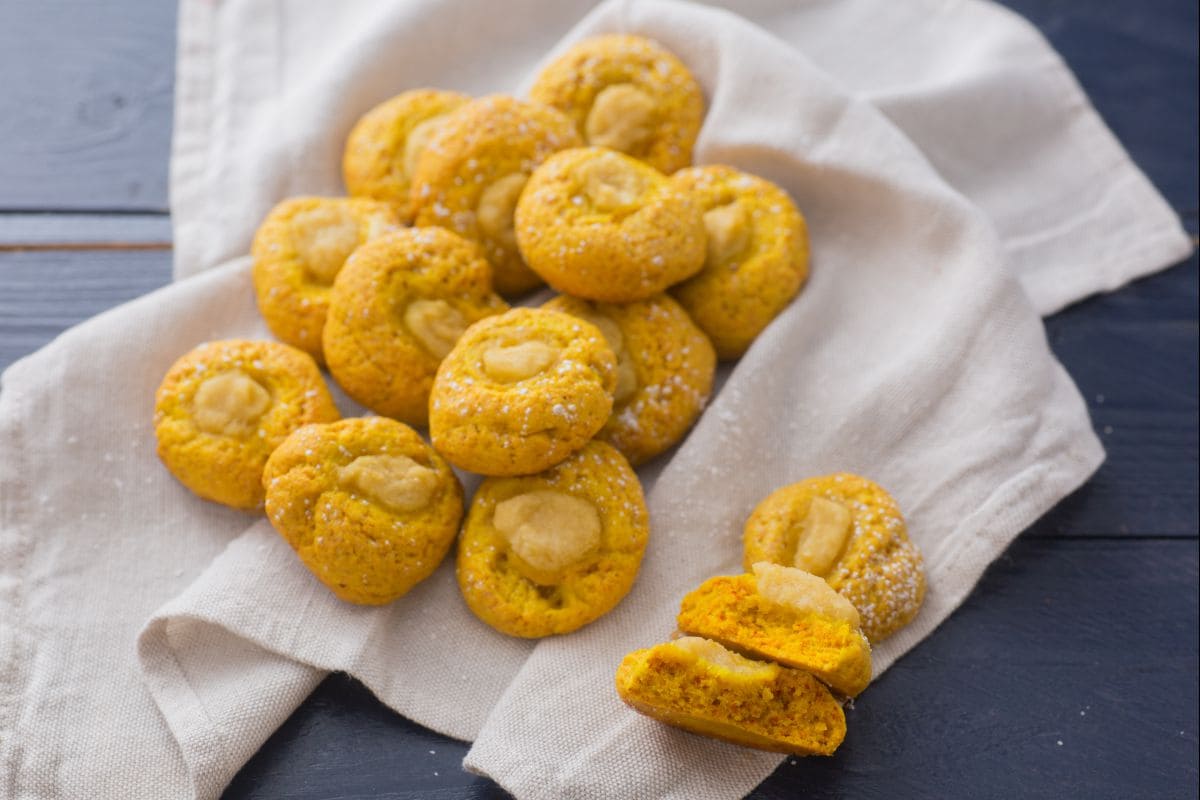 Biscoitos macios com maçãs e cúrcuma