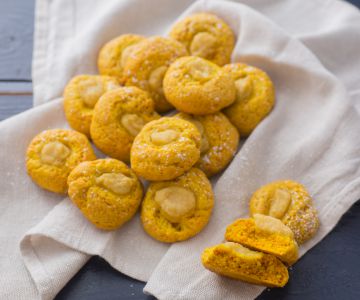 Biscoitos macios com maçãs e cúrcuma