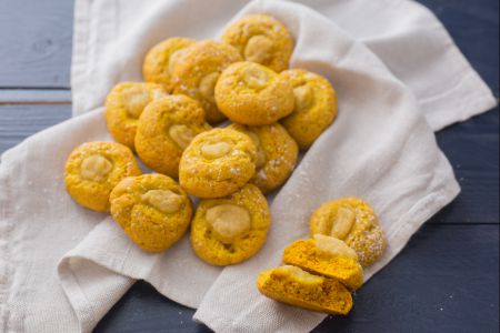 Biscoitos macios com maçãs e cúrcuma