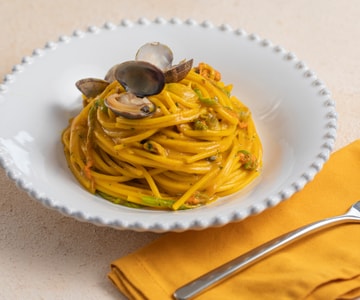 Spaghetti com vôngole, flores de abobrinha e açafrão