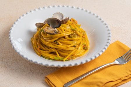 Spaghetti com vôngole, flores de abobrinha e açafrão