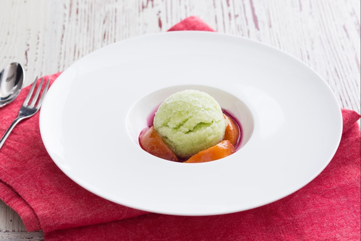 Granita de limão e manjericão com pêssegos caramelizados
