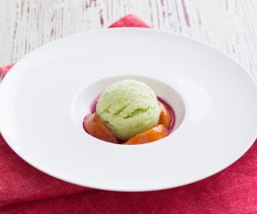 Granita de limão e manjericão com pêssegos caramelizados
