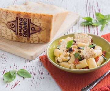 Massa com berinjela e crocantes de Grana Padano