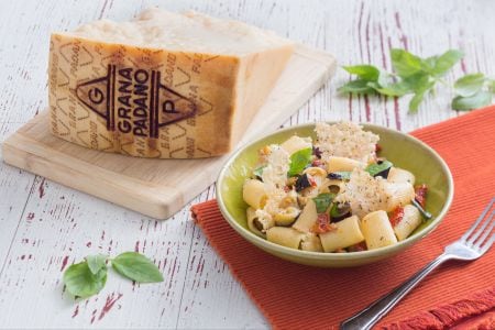Massa com berinjela e crocantes de Grana Padano