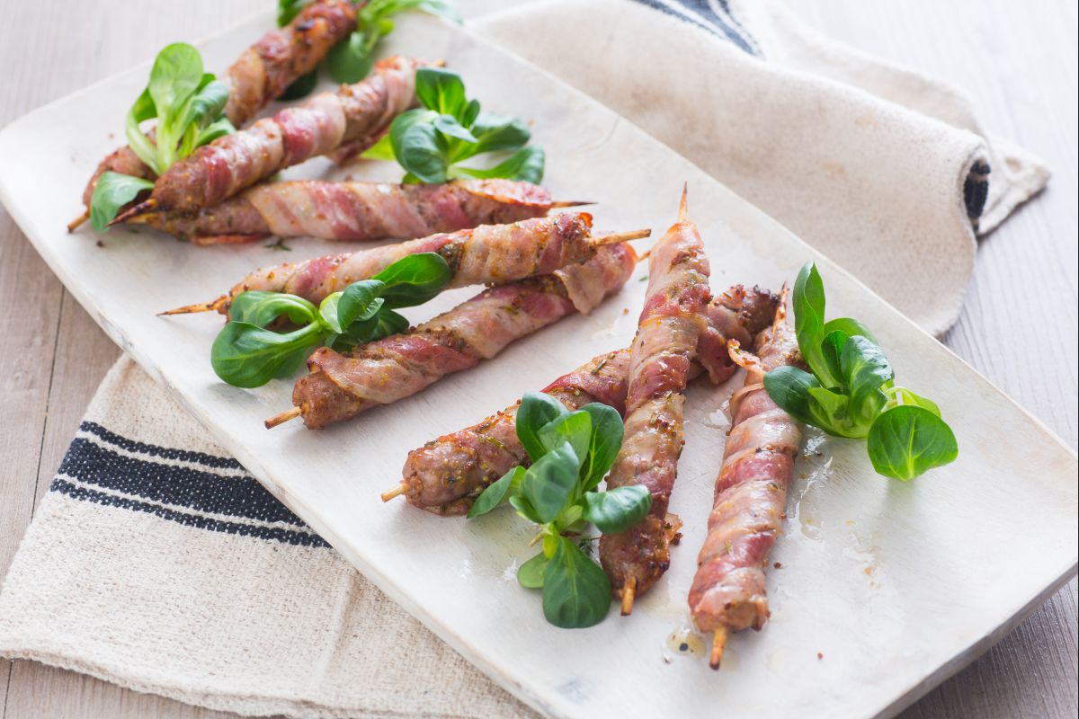 Espetinhos de linguiça e bacon