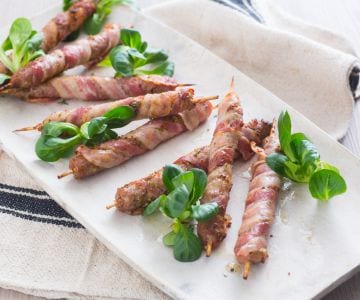 Espetinhos de linguiça e bacon