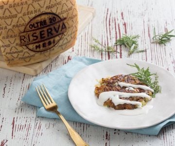 Rosti de abobrinha e batata com fonduta de Grana Padano