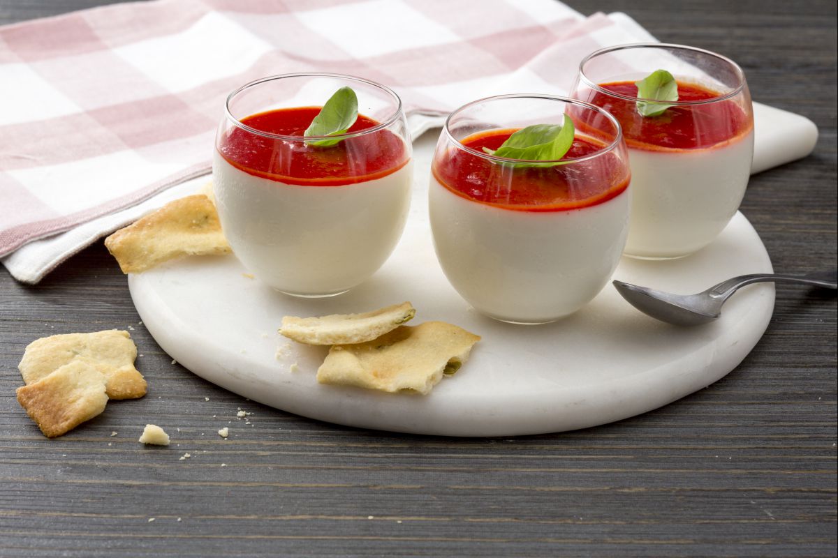 Panna cotta com coulis de tomatinhos